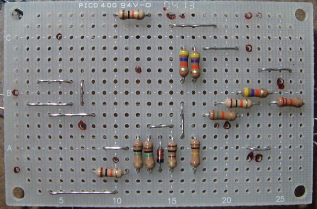 蛇の目基板で配線。最初はジャンパーから